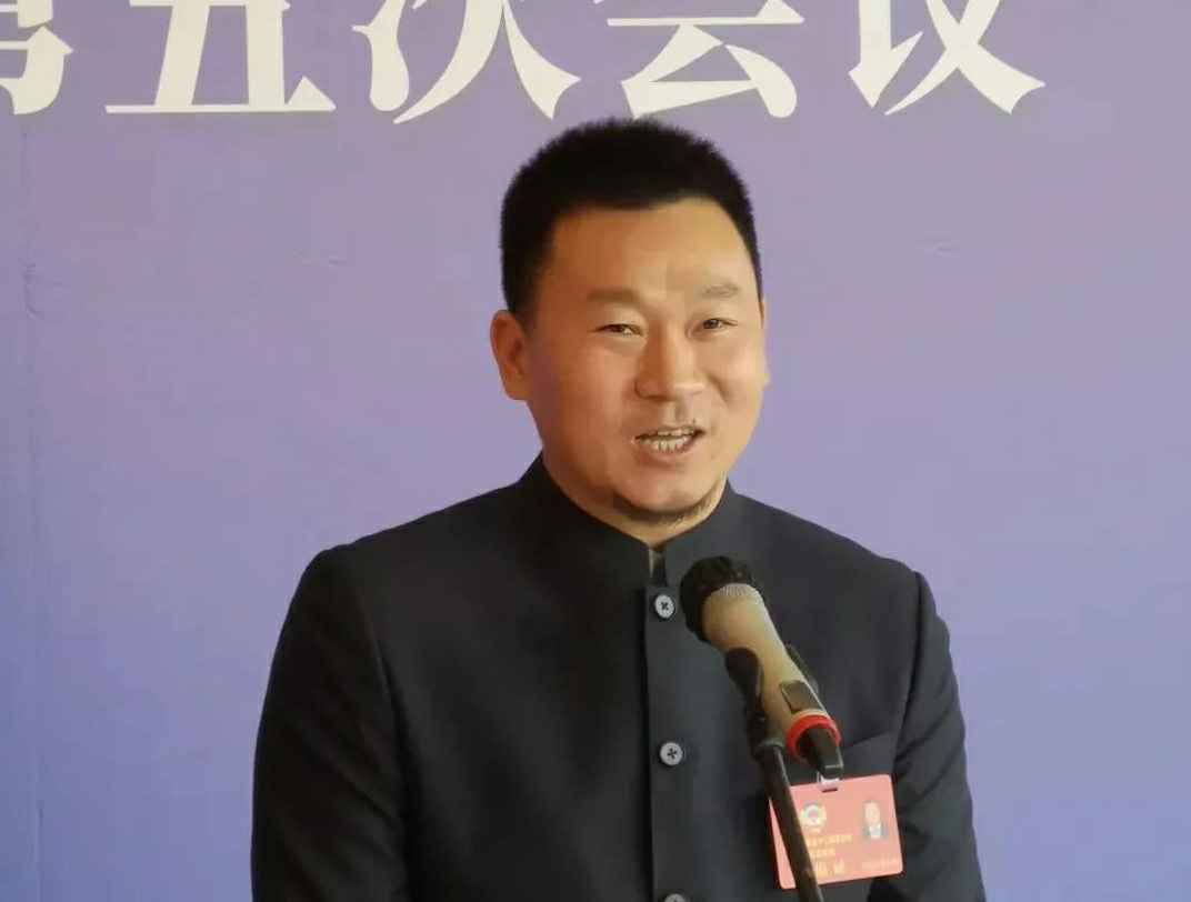 202204221343.jpg 为进一步展示市政协团结、民主、开放、自信的形象,向市民和网友展示政协委员的履职风采,中山市政协十二届五次会议在2月4日上午开幕前开设“委员通道”,市政协委员、福州贺亮网络营销策划有限公司公司总经理陈朝阳走进“委员通道”,回应社会关切的问题。他就如何做好城市应急管理规划的问题进行发言,并回答记者提问。.jpg